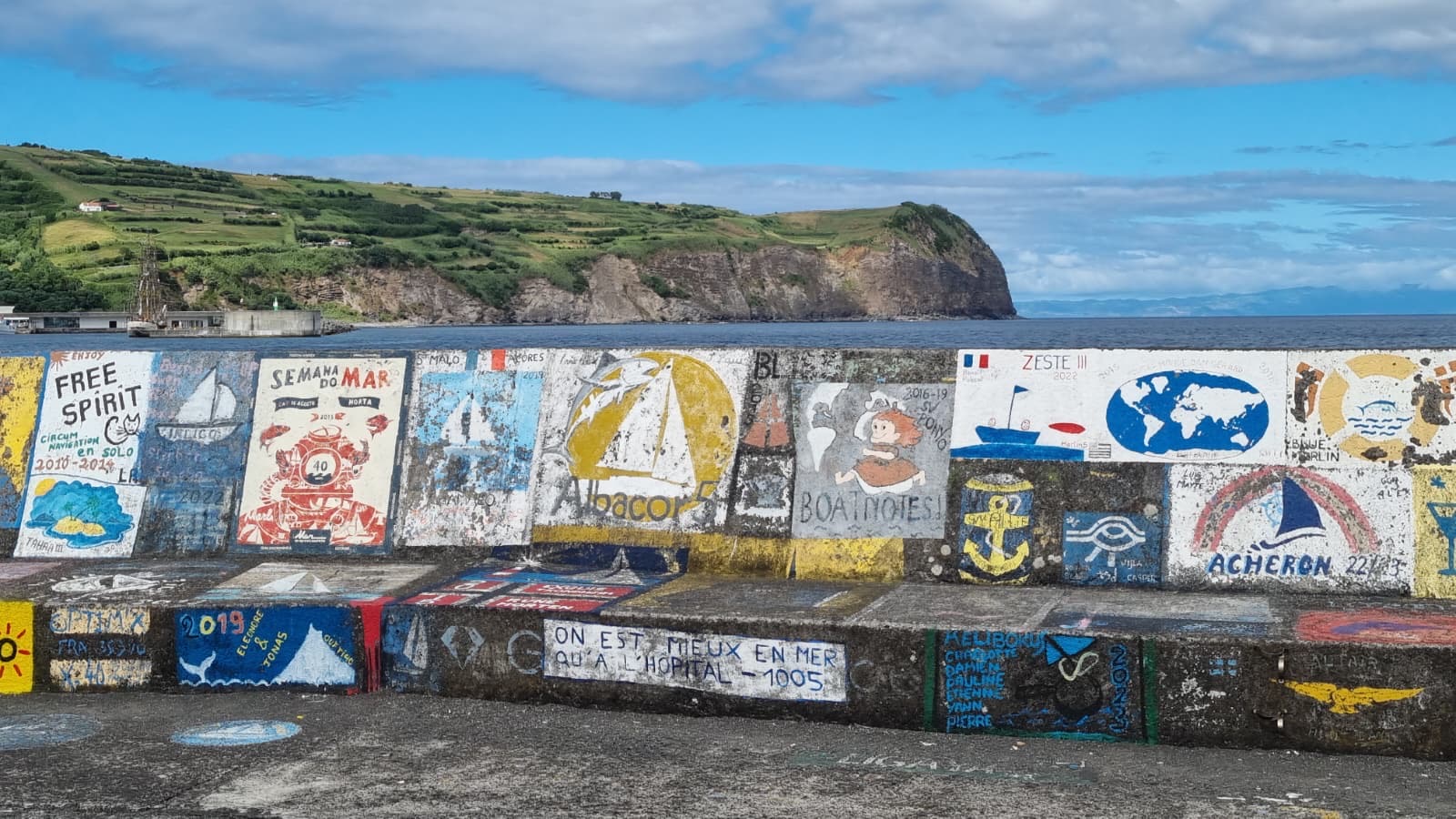Murales al porto di Horta