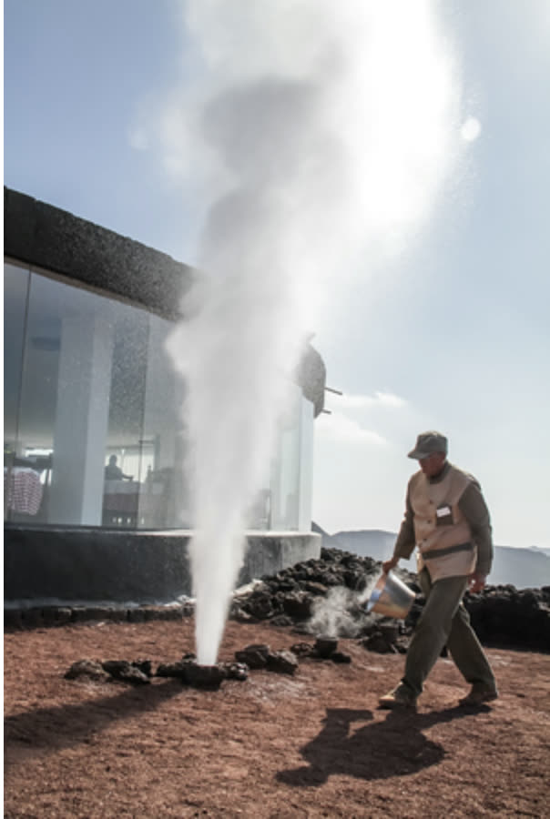 Geyser indotto da una secchiata d’acqua gettata nella buca del terreno