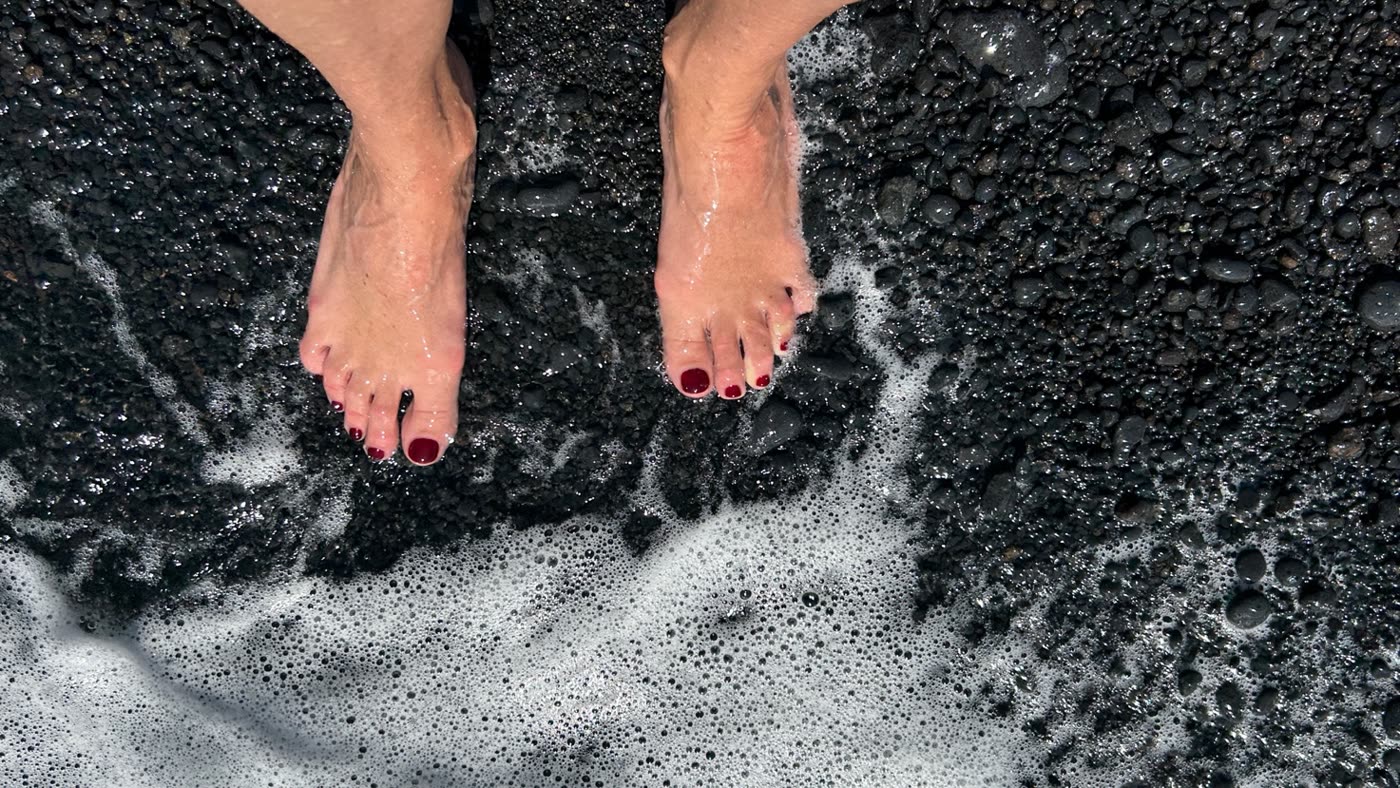 Spiaggia di ciottoli neri