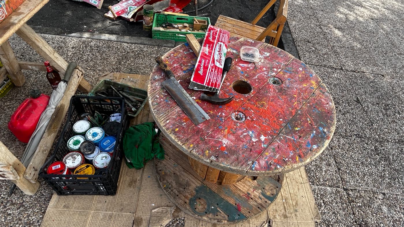 Prima si lavorano i pezzi di latta